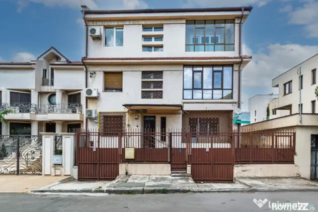 Vilă tip bloc 12 camere, 2 garaje 2 boxe zona Tomis 1 Flăm