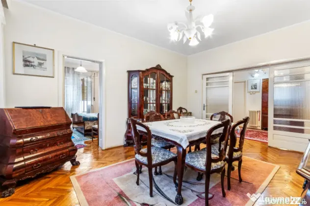 Vilă tip bloc 12 camere, 2 garaje 2 boxe zona Tomis 1 Flăm
