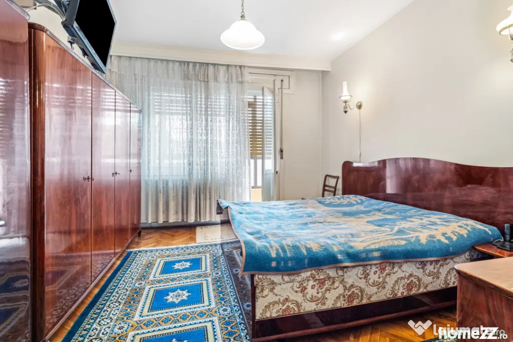 Vilă tip bloc 12 camere, 2 garaje 2 boxe zona Tomis 1 Flăm