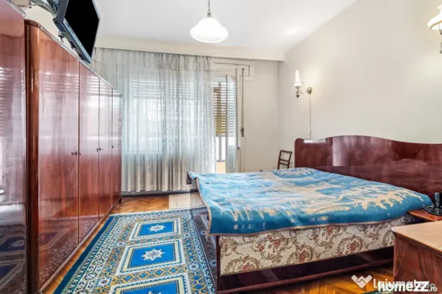 Vilă tip bloc 12 camere, 2 garaje 2 boxe zona Tomis 1 Flăm