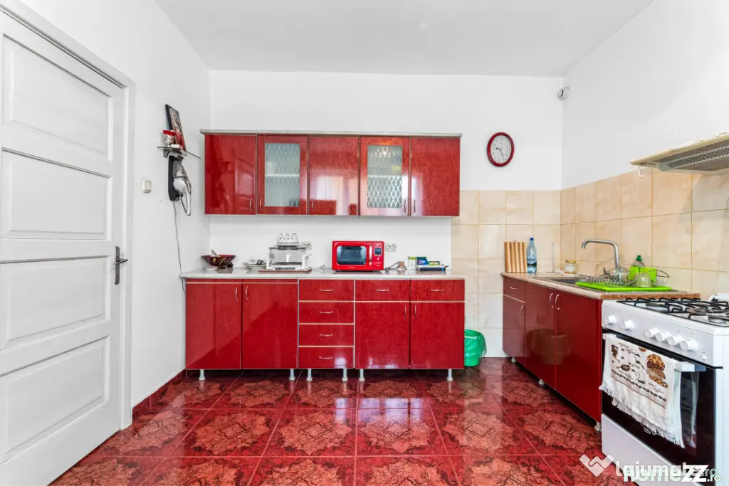 Vilă tip bloc 12 camere, 2 garaje 2 boxe zona Tomis 1 Flăm