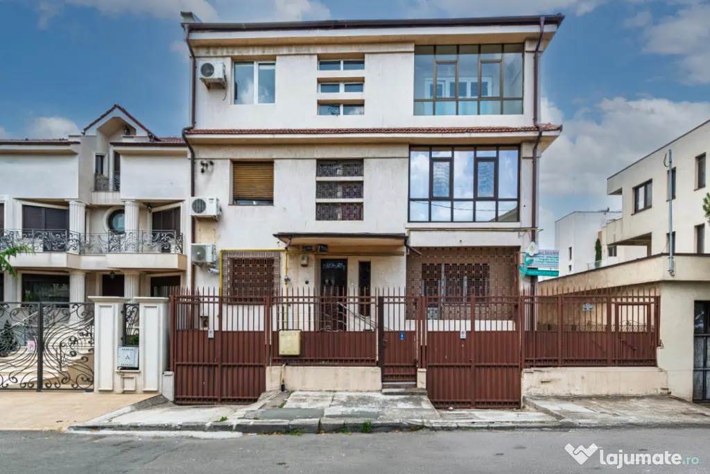 Vilă tip bloc 12 camere, 2 garaje 2 boxe zona Tomis 1 Flăm