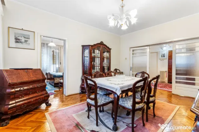 Vilă tip bloc 12 camere, 2 garaje 2 boxe zona Tomis 1 Flăm