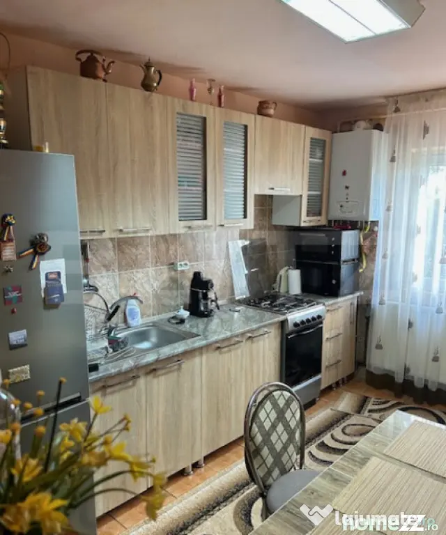 Apartament de vanzare, cu 3 camere, 2 balcoane, 67 mp, zona