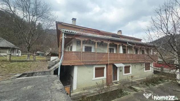 Casă solidă din cărămidă, mobilată, garaj, teren ge...