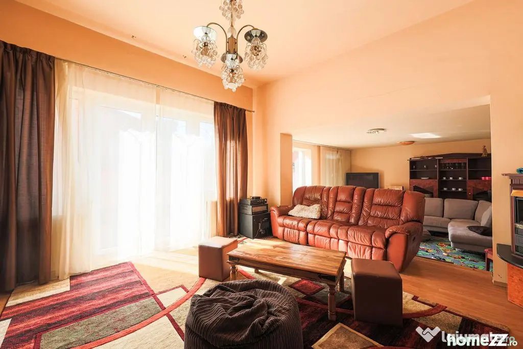 Vilă cu 6 camere în zona rezidențială - Poltura