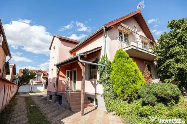 Vilă cu 6 camere în zona rezidențială - Poltura