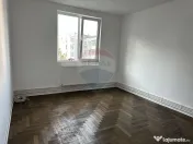 Apartament cu 4 camere de vânzare Roman central 