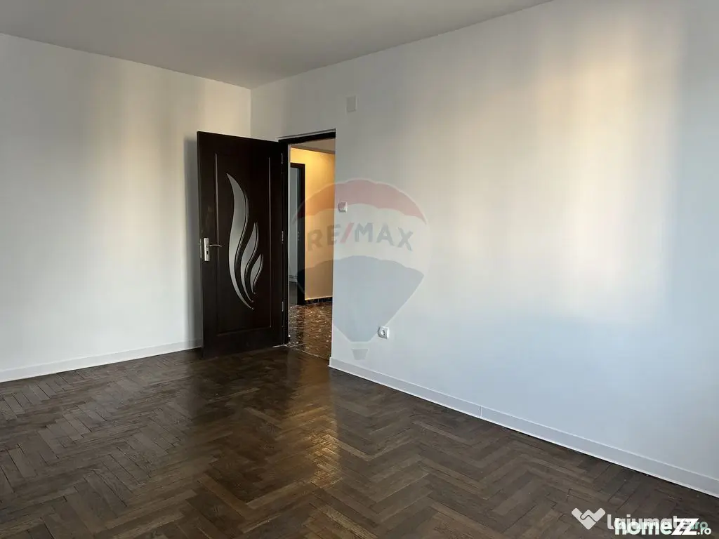 Apartament cu 4 camere de vânzare Roman central
