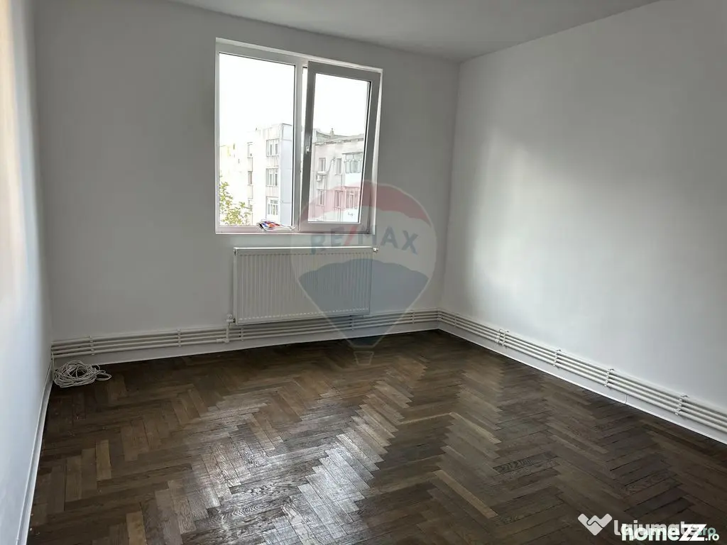 Apartament cu 4 camere de vânzare Roman central