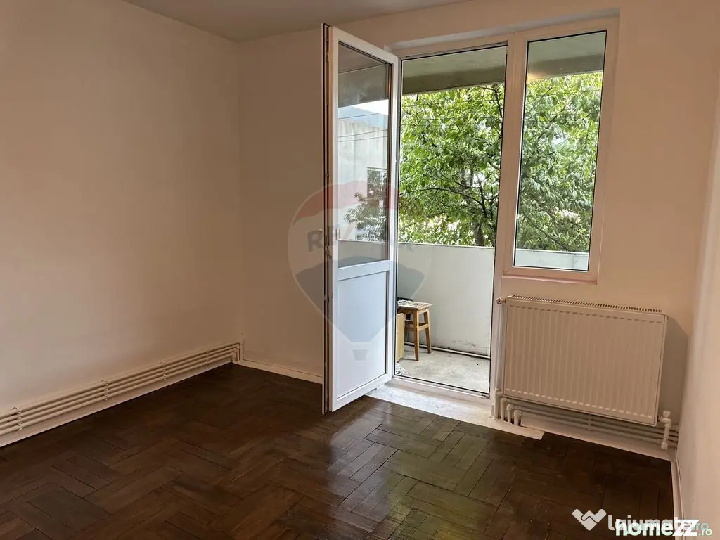 Apartament cu 4 camere de vânzare Roman central