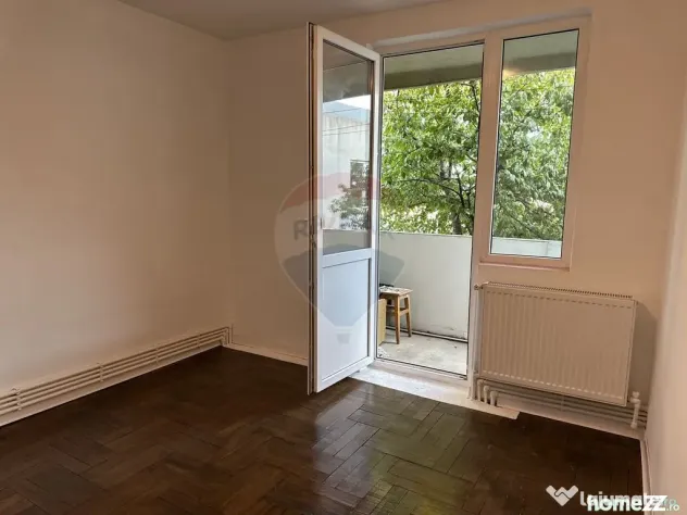 Apartament cu 4 camere de vânzare Roman central