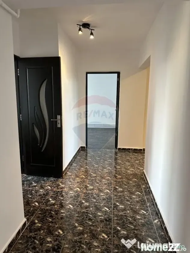 Apartament cu 4 camere de vânzare Roman central