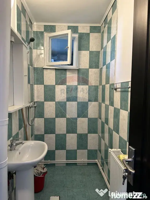 Apartament cu 4 camere de vânzare Roman central