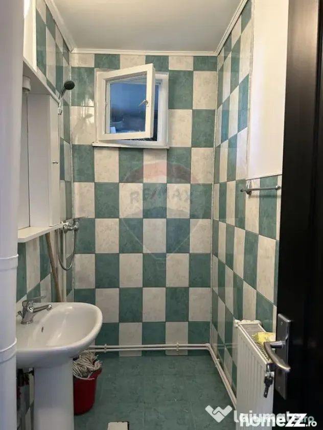 Apartament cu 4 camere de vânzare Roman central