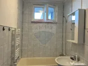 Apartament cu 4 camere de vânzare Roman central 
