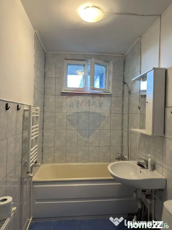 Apartament cu 4 camere de vânzare Roman central