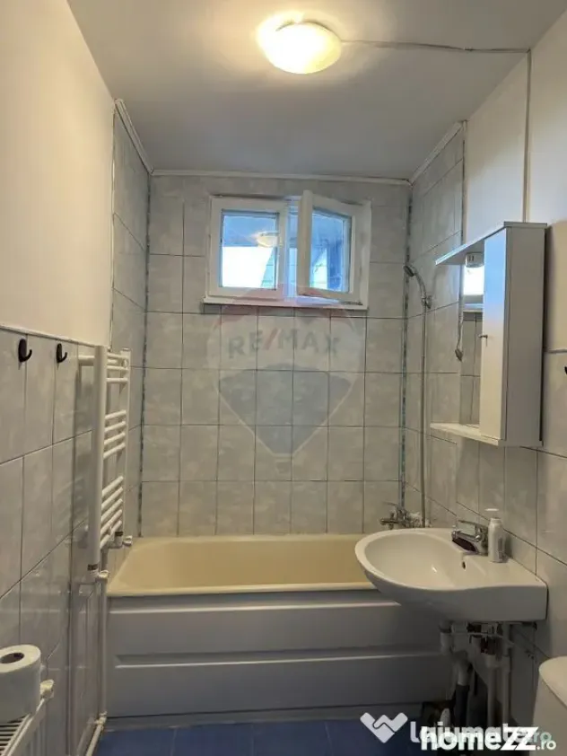 Apartament cu 4 camere de vânzare Roman central