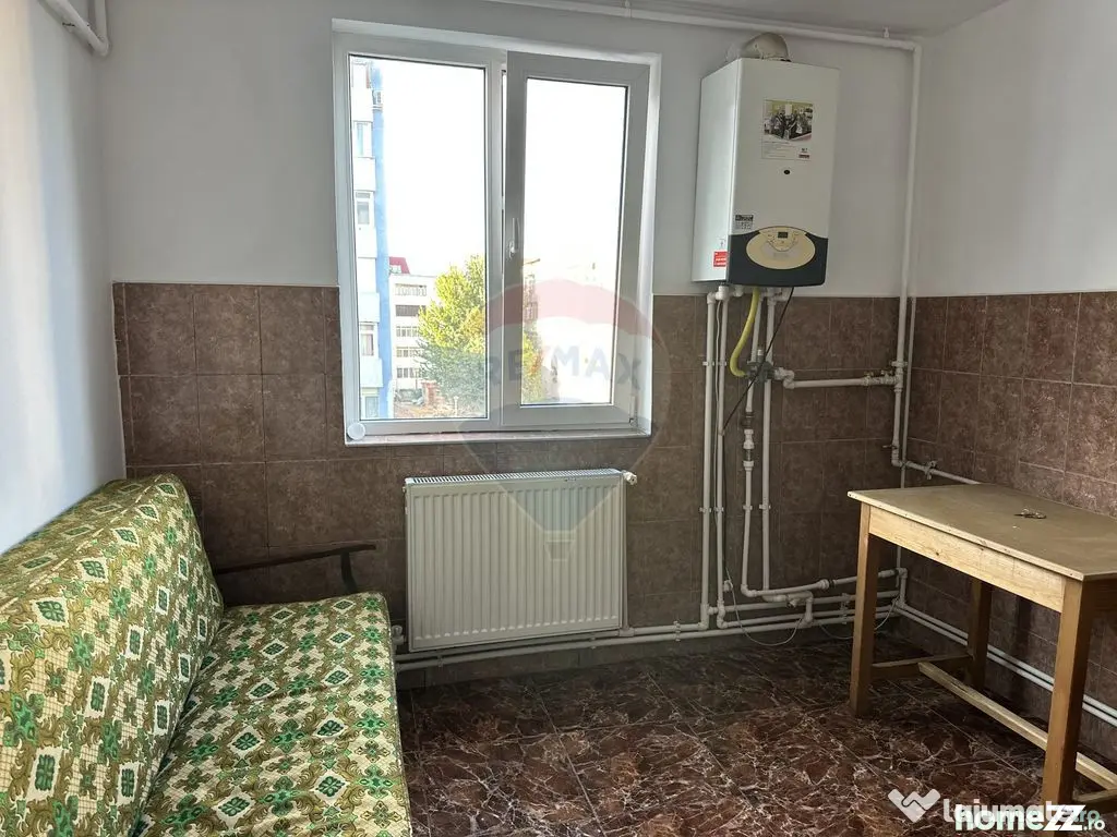 Apartament cu 4 camere de vânzare Roman central