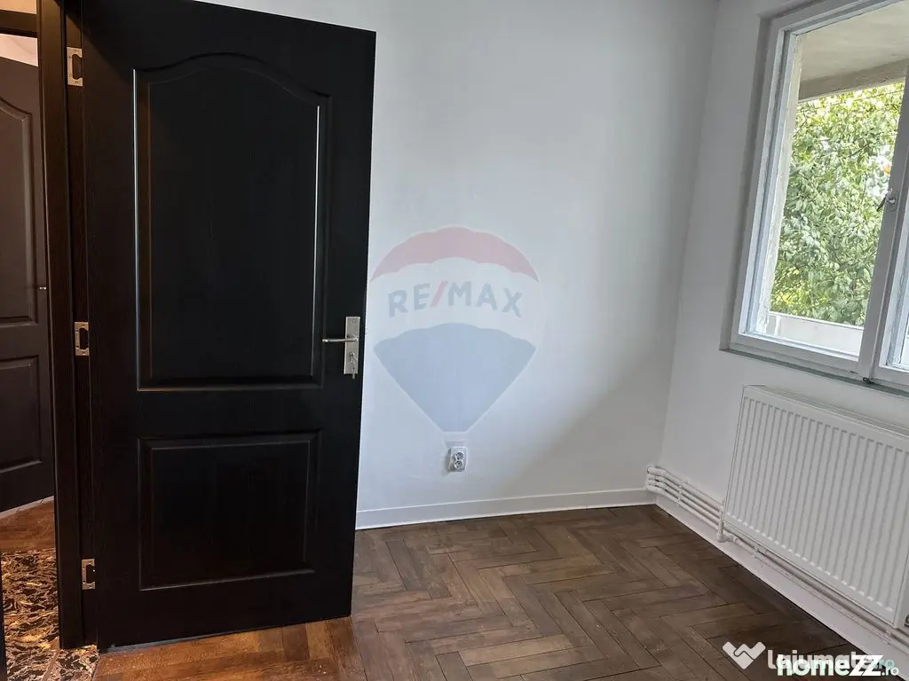 Apartament cu 4 camere de vânzare Roman central