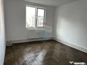 Apartament cu 4 camere de vânzare Roman central