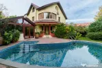 Vilă individuală cu piscină, garaj dublu • teren 766 mp
