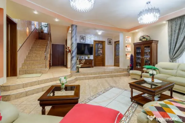 Vilă individuală cu piscină, garaj dublu • teren 766 mp