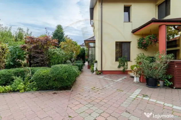 Vilă individuală cu piscină, garaj dublu • teren 766 mp
