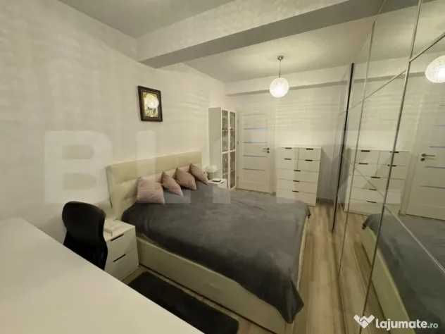 Apartament de vânzare, cu 3 camere, mobilat și utilat