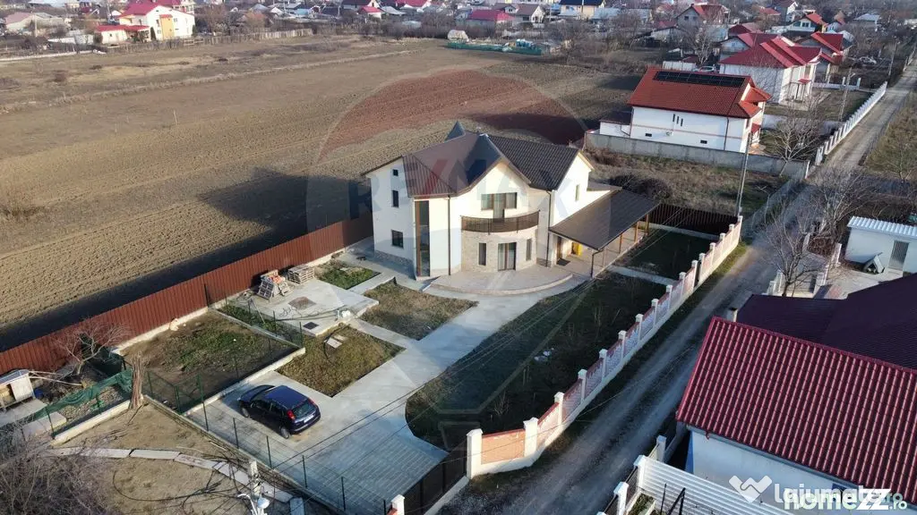 Casă / Vilă deosebită în Golești S+P+1E