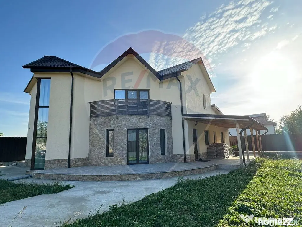Casă / Vilă deosebită în Golești S+P+1E