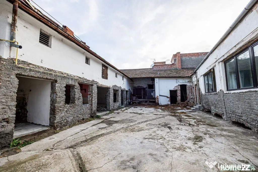 Casă interbelică cu tavane înalte, demisol și curte, ...