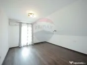 Casă 4 Camere cu Garaj, Construită de Proprietar, Carti... 