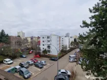 Apartament cu 2 camere, bucatarie separata, etaj intermediar