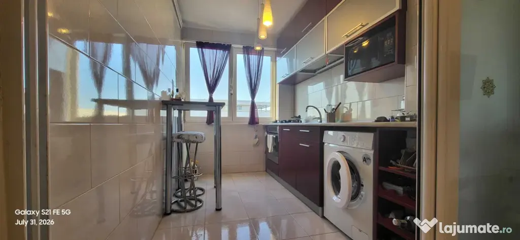 Proprietar apartament 3 camere,semidecomandat,etaj 9din10,central