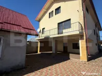 Casă mare, 9 camere, curte 1000 mp – disponibilă pentru