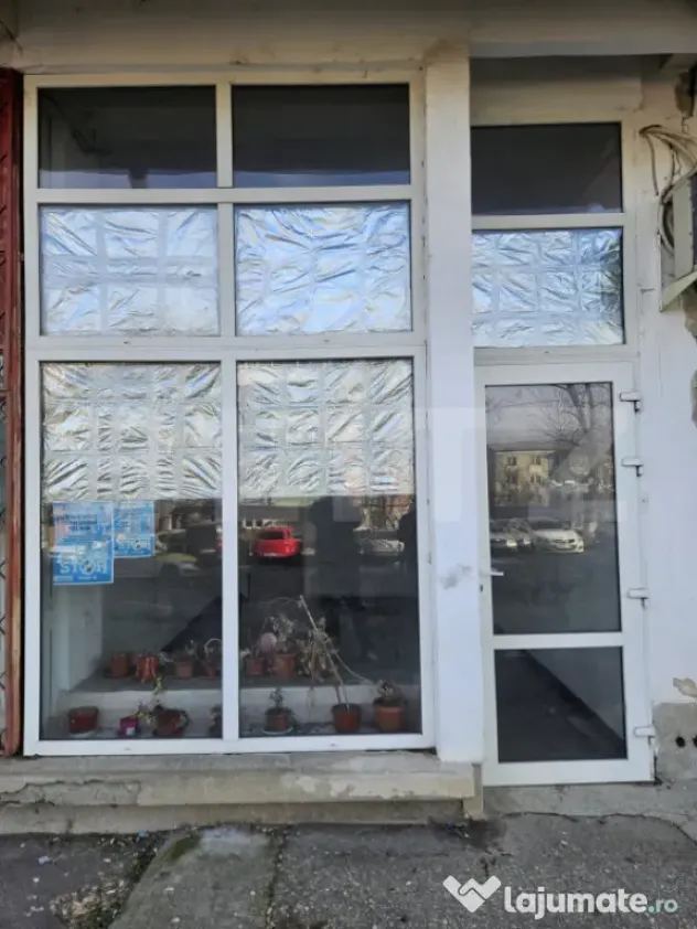 Spațiu comercial 50 mp, parter, cu vitrină și 2 intrări