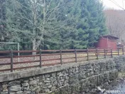 Casa/Pensiune,doua imobile „intr-unul singur” de vanzare, Valea Bratcu 