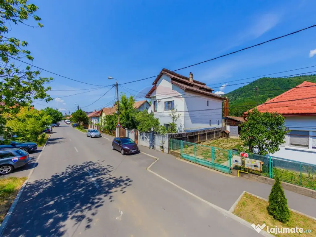 Casă P+1 din cărămidă, 683 mp teren, 4 garaje – Str...