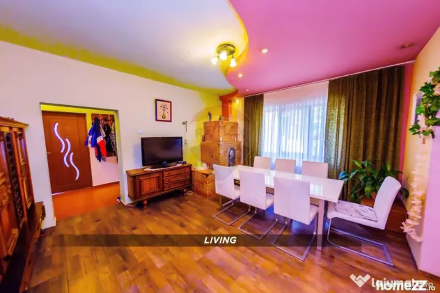 Casă P+1 din cărămidă, 1190 mp teren, 4 garaje – St...