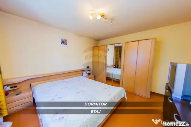 Casă P+1 din cărămidă, 1190 mp teren, 4 garaje – St...