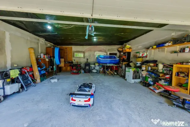 Casă P+1 din cărămidă, 1190 mp teren, 4 garaje – St...