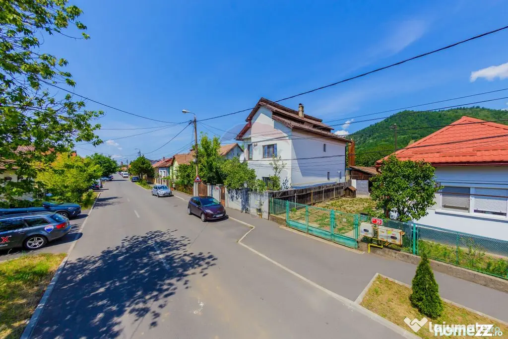 Casă P+1 din cărămidă, 1190 mp teren, 4 garaje – St...