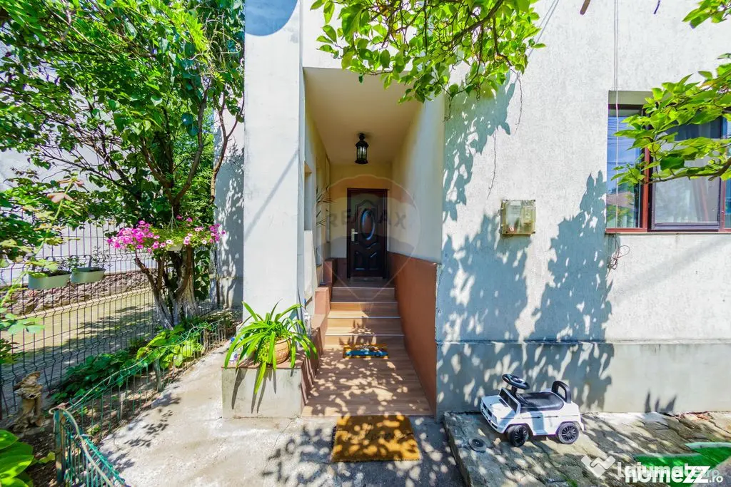 Casă P+1 din cărămidă, 1190 mp teren, 4 garaje – St...