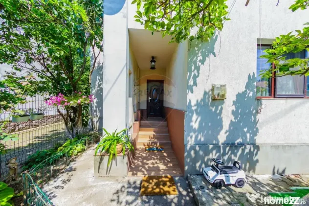 Casă P+1 din cărămidă, 1190 mp teren, 4 garaje – St...