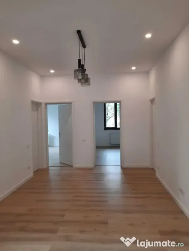 Apartament cu 3 camere,decomandat,Parter.Armeneasca.Birouri!