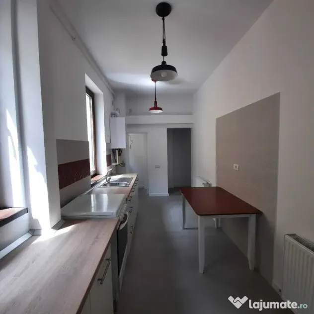 Apartament cu 3 camere,decomandat,Parter.Armeneasca.Birouri!