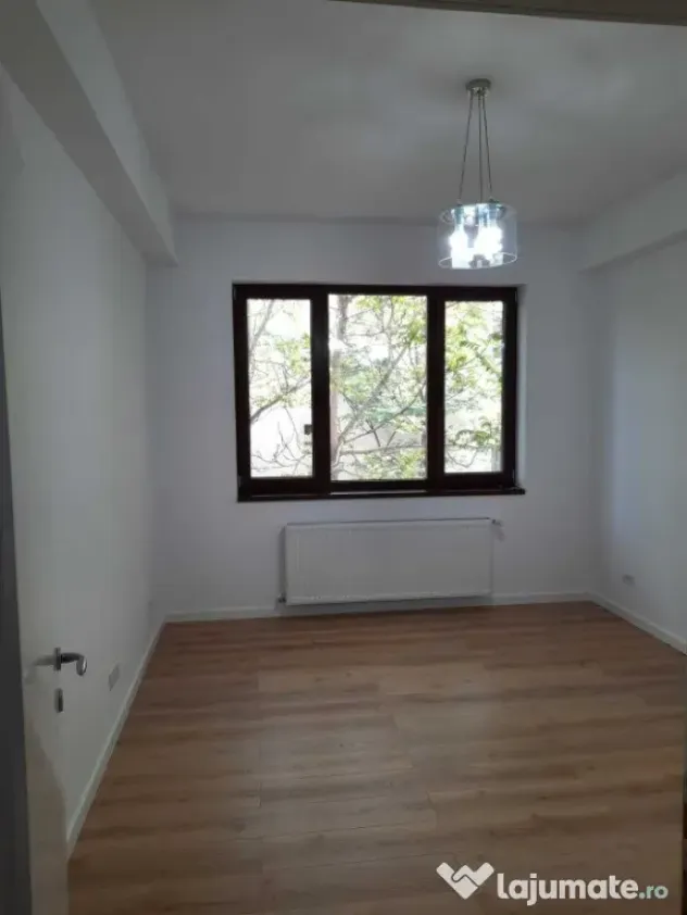 Apartament cu 3 camere,decomandat,Parter.Armeneasca.Birouri!