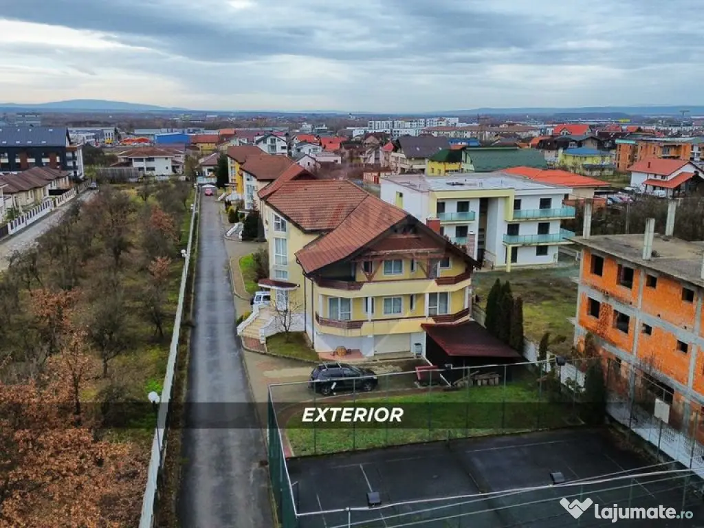 Casă / Vilă de lux cu 2 garaje, 10 camere de vânzare ?...