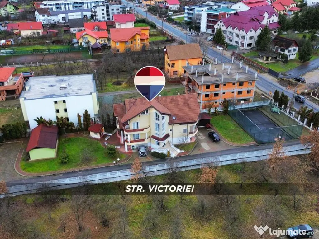 Casă / Vilă de lux cu 2 garaje, 10 camere de vânzare ?...